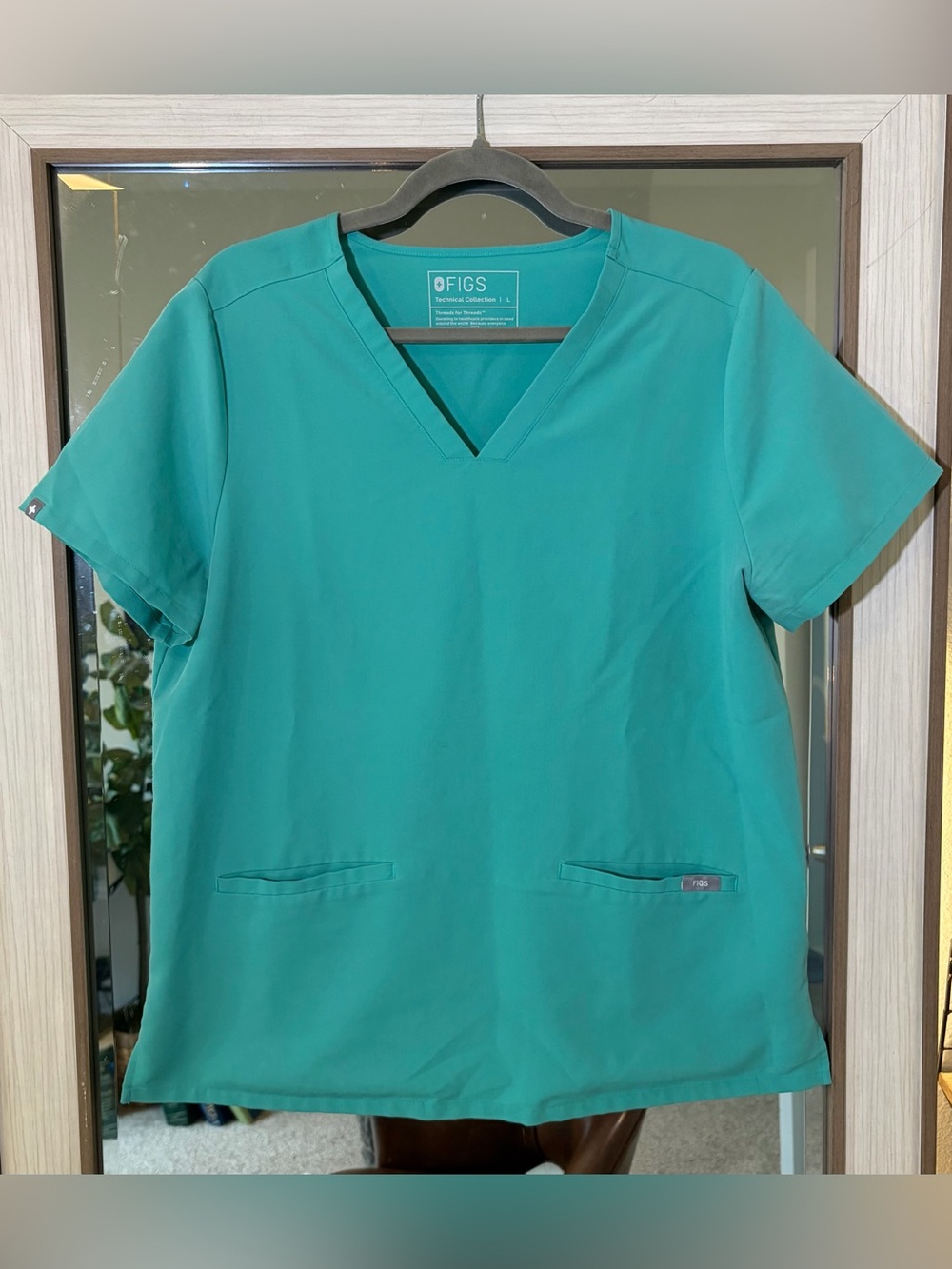 FIGS Technical Collection Scrub Top V-Neck Short Sleeve Green Size L